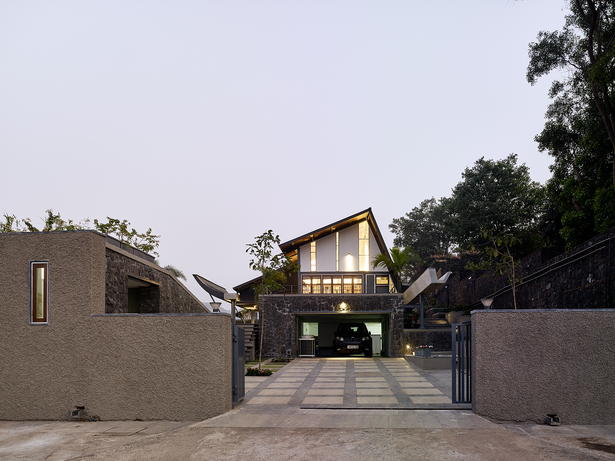 Opolis Architects, roof-house in Khandala